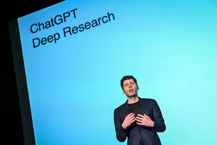 Sam Altman presenta Deep Research en Tokio.